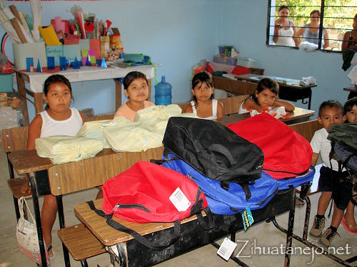 Los estudiantes con los donativos en su salón de clases de Mata de Sandía Los estudiantes con los donativos en su salón de clases de Mata de Sandía