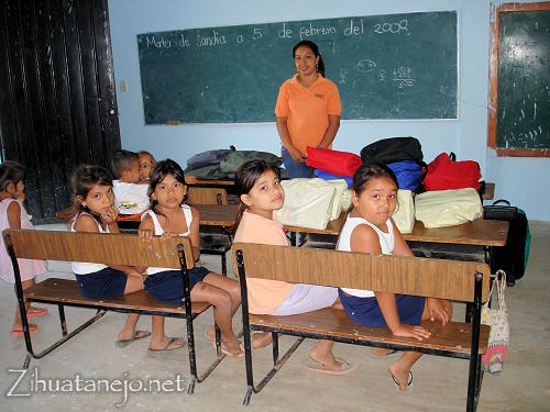 La Maestra y los estudiantes con donativos en la escuela de Mata de Sandía La maestra y los estudiantes con donativos en la escuela de Mata de Sandía